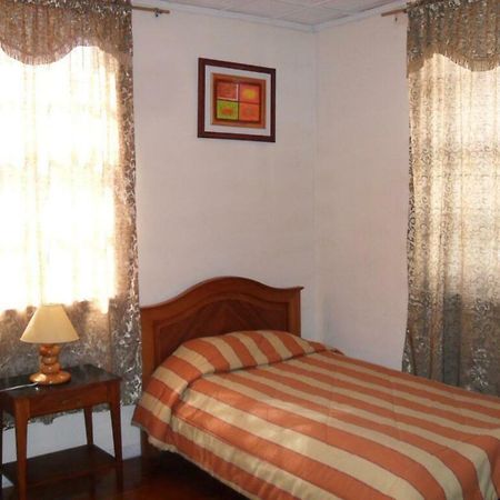 Volunteer House Hotell Quito Exteriör bild