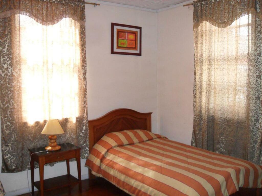 Volunteer House Hotell Quito Exteriör bild
